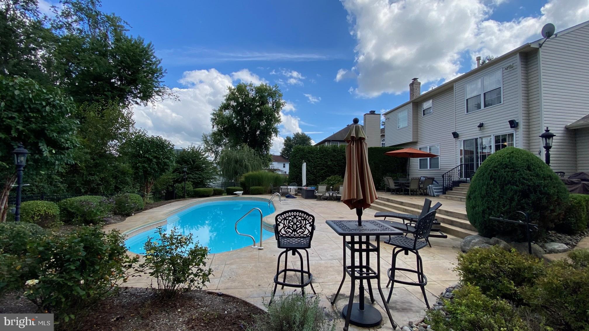 6 Black Pine Ln