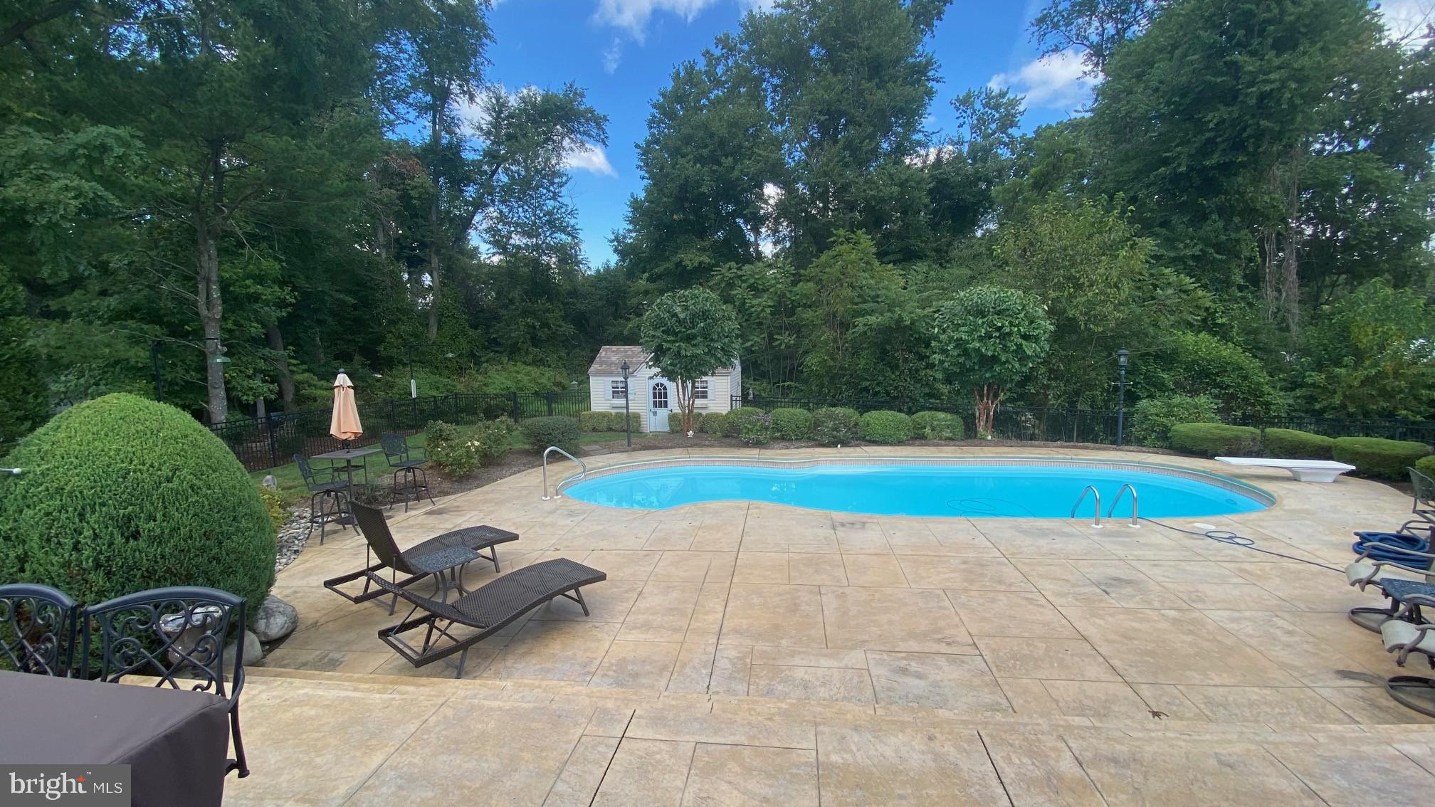 6 Black Pine Ln