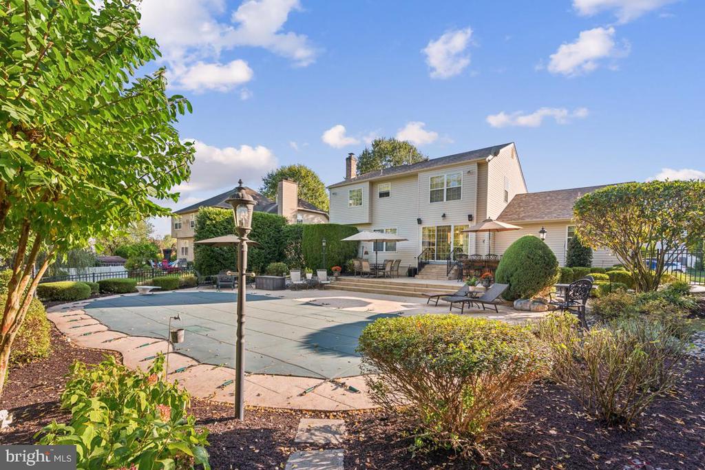 6 Black Pine Ln