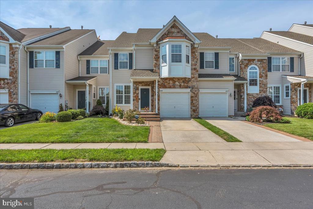 144 PENNSBURY LN
