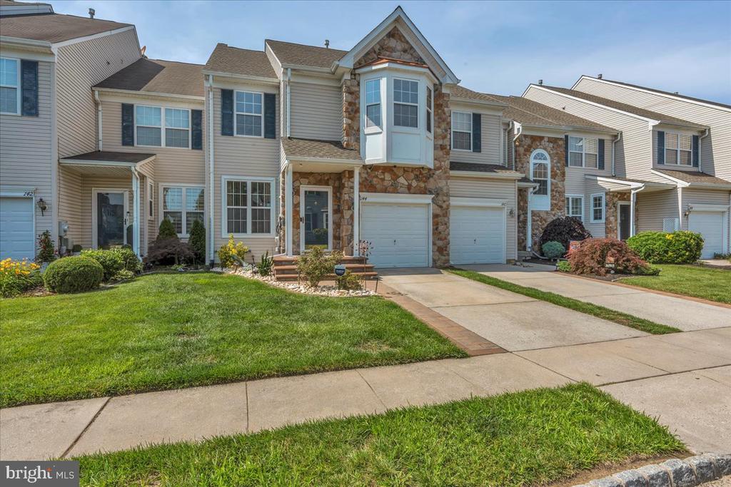 144 PENNSBURY LN