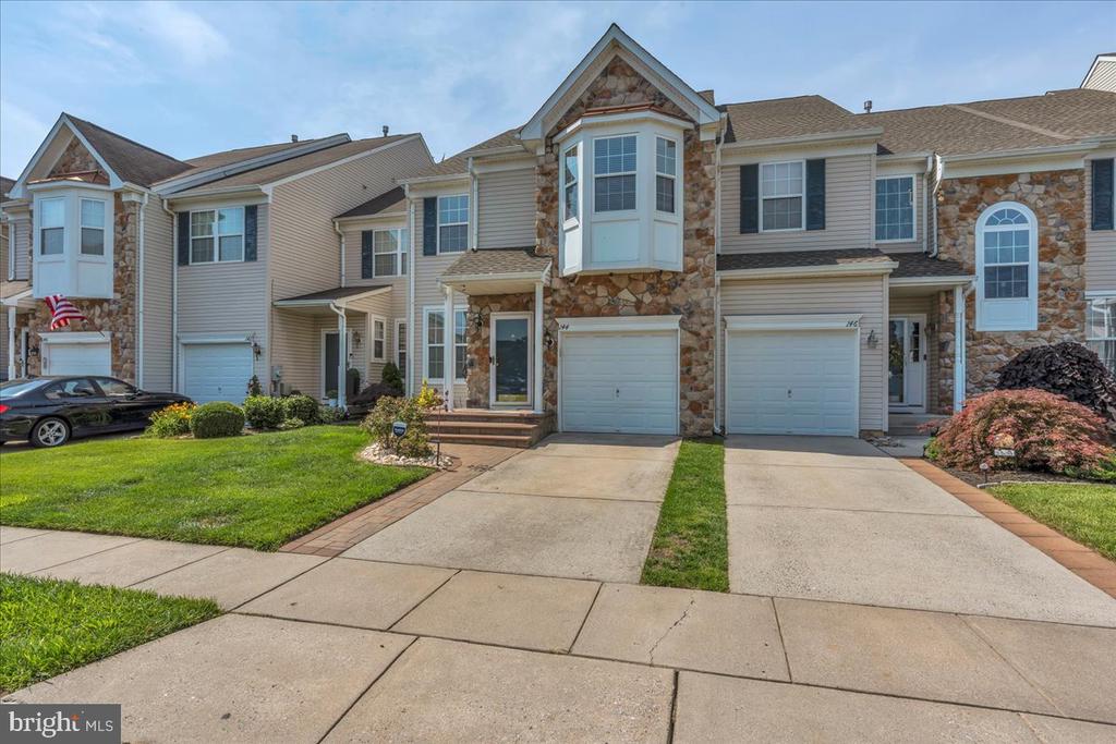144 PENNSBURY LN