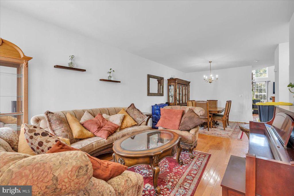144 PENNSBURY LN