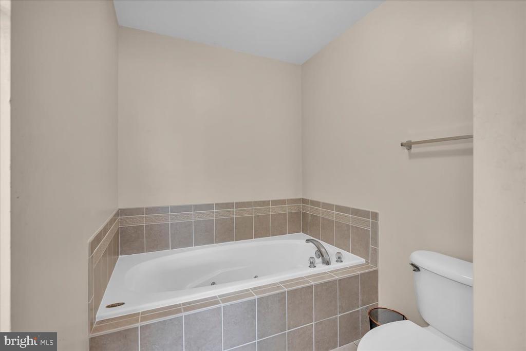 144 PENNSBURY LN