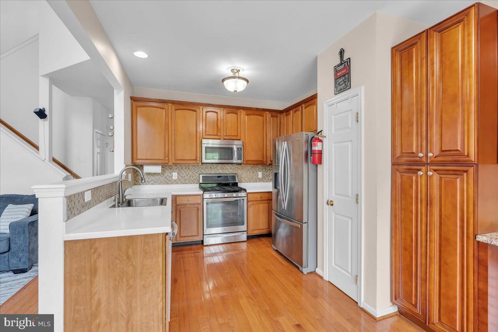 144 PENNSBURY LN