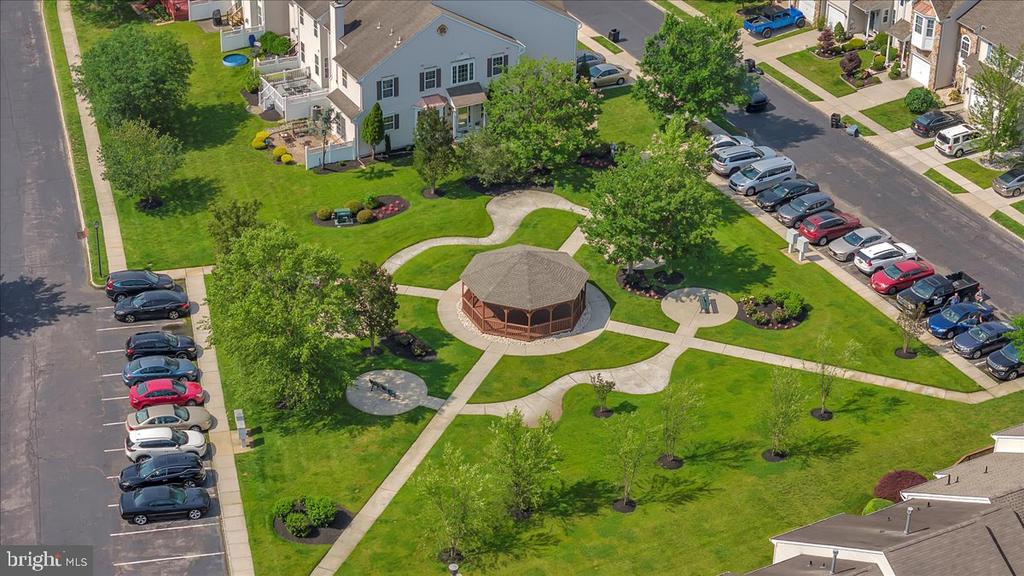144 PENNSBURY LN