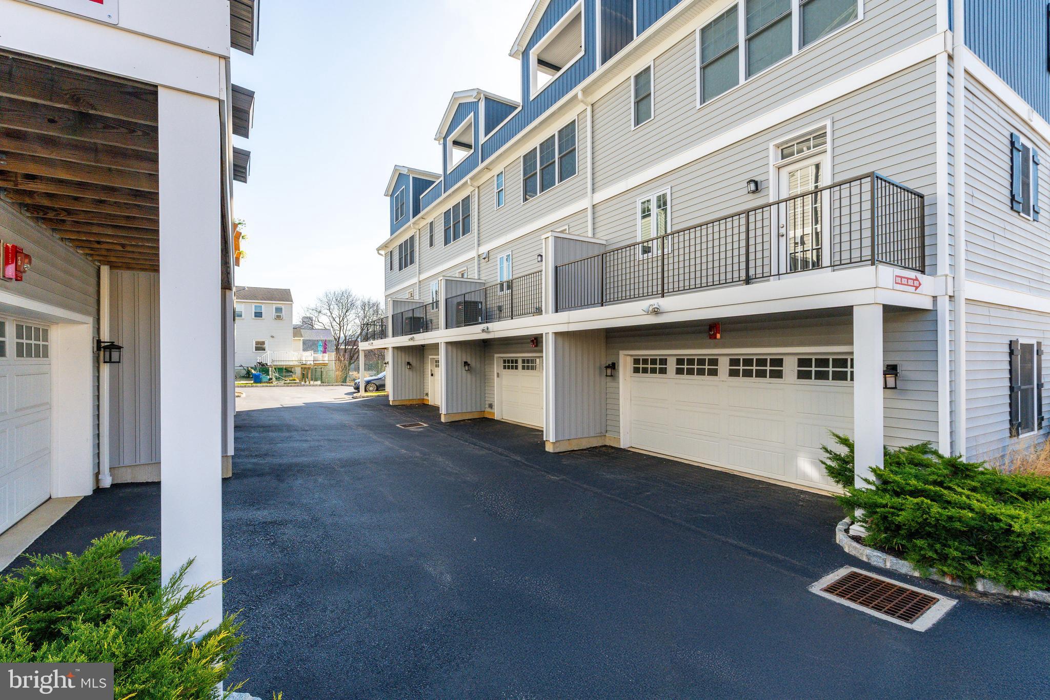 905 SPRING MILL AVE #B