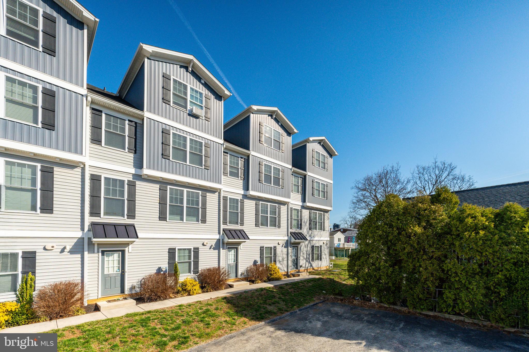 905 SPRING MILL AVE #B