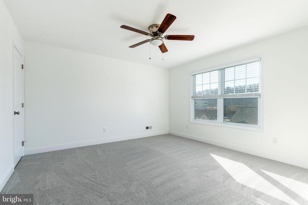 905 SPRING MILL AVE #B