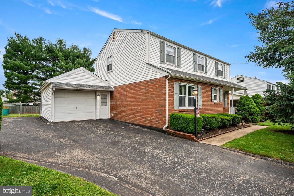 712 Caley Rd