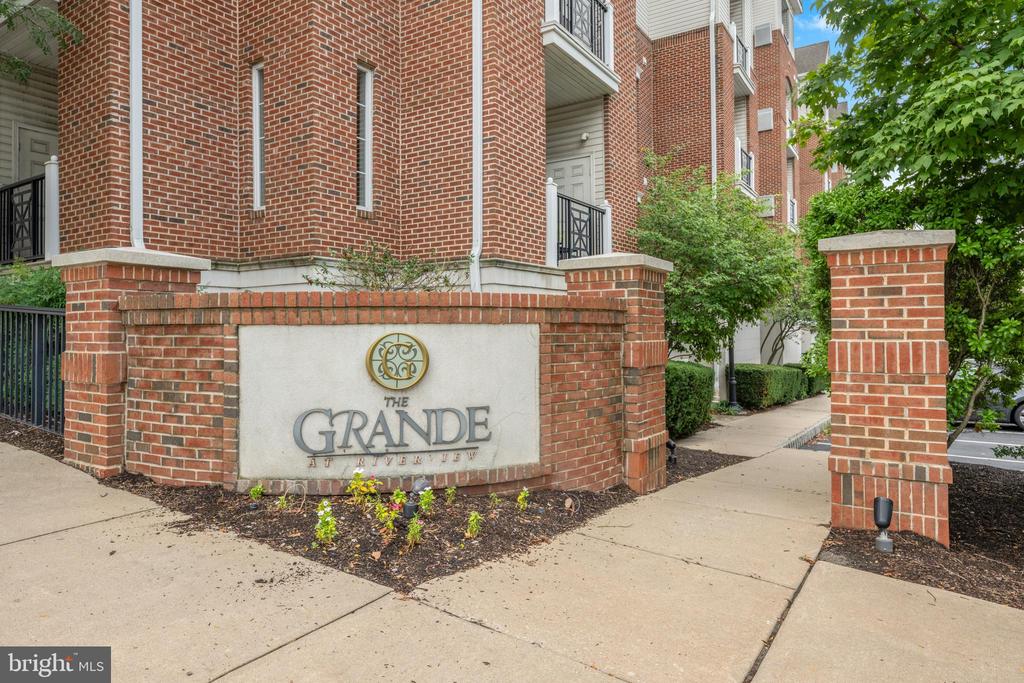 350 W ELM STREET Unit: 3122