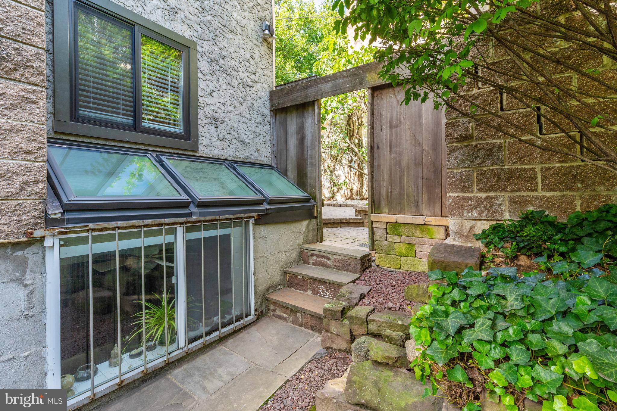 4005 Woodland Ave