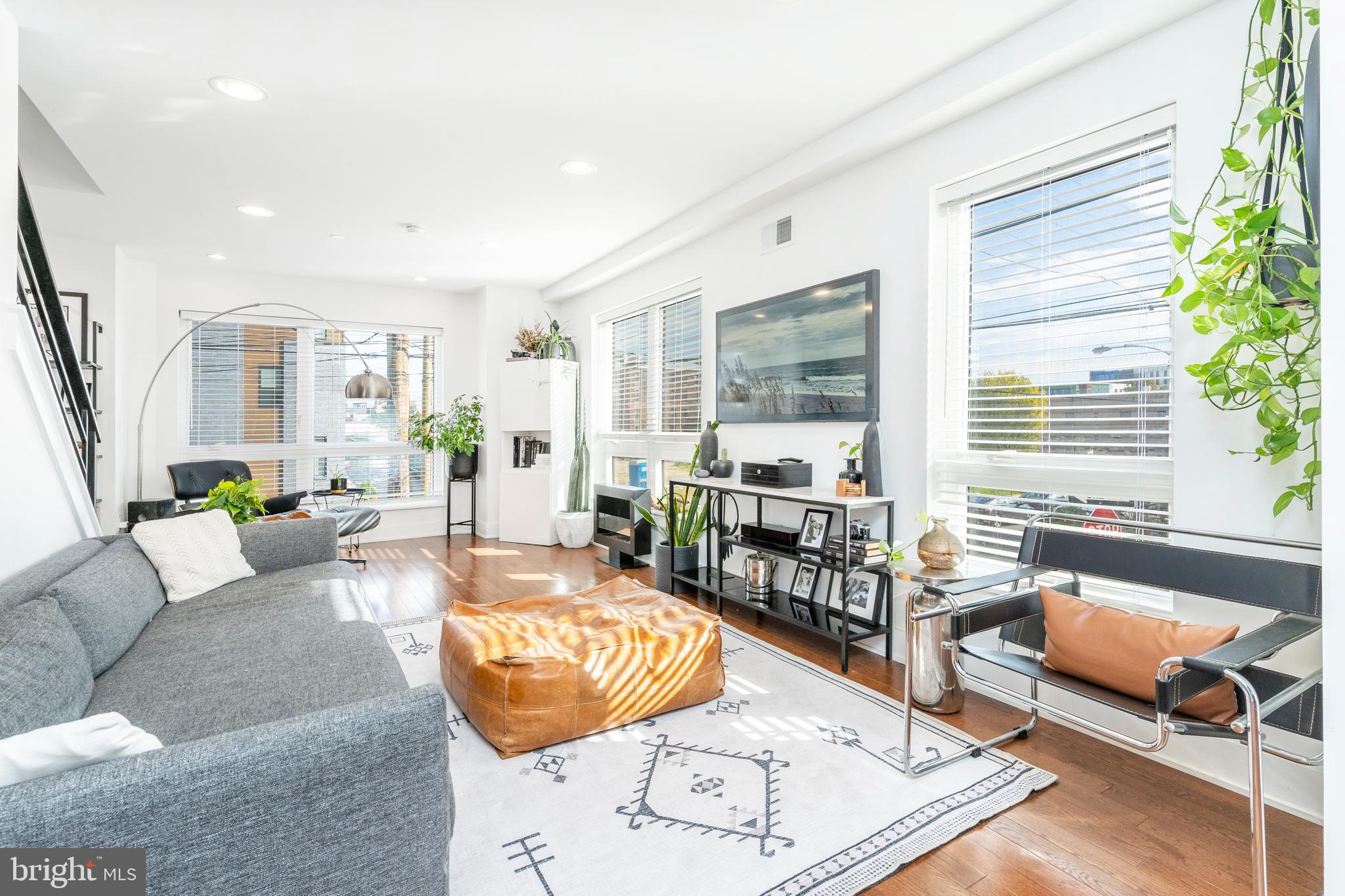 184 W Oxford St
