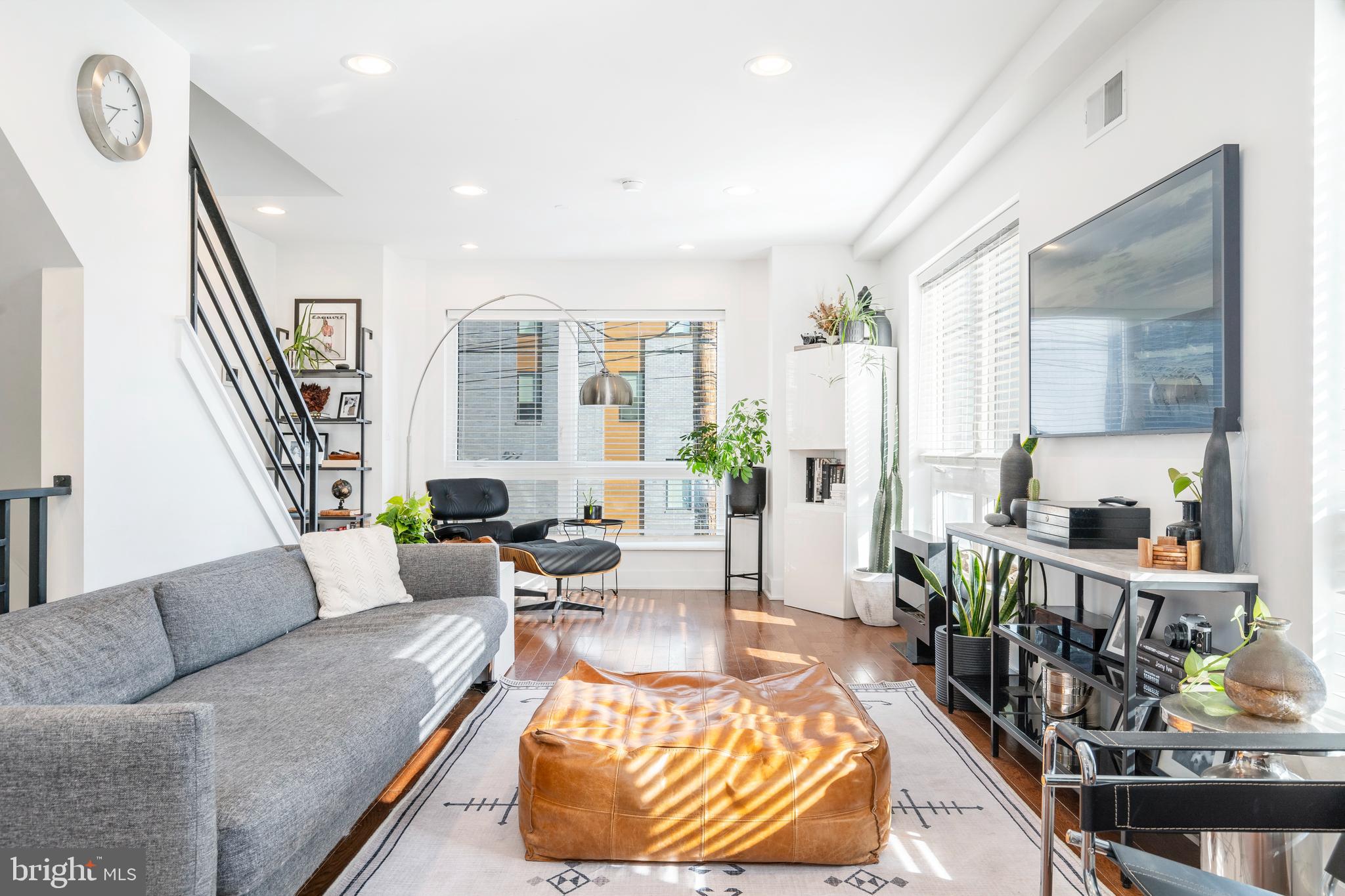 184 W Oxford St