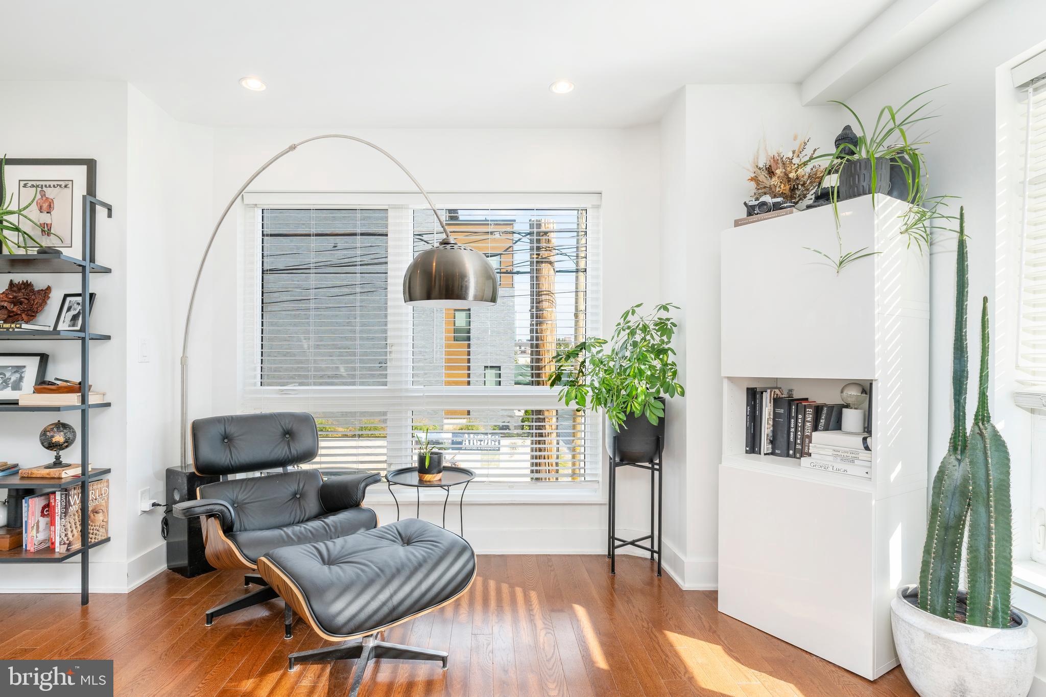 184 W Oxford St