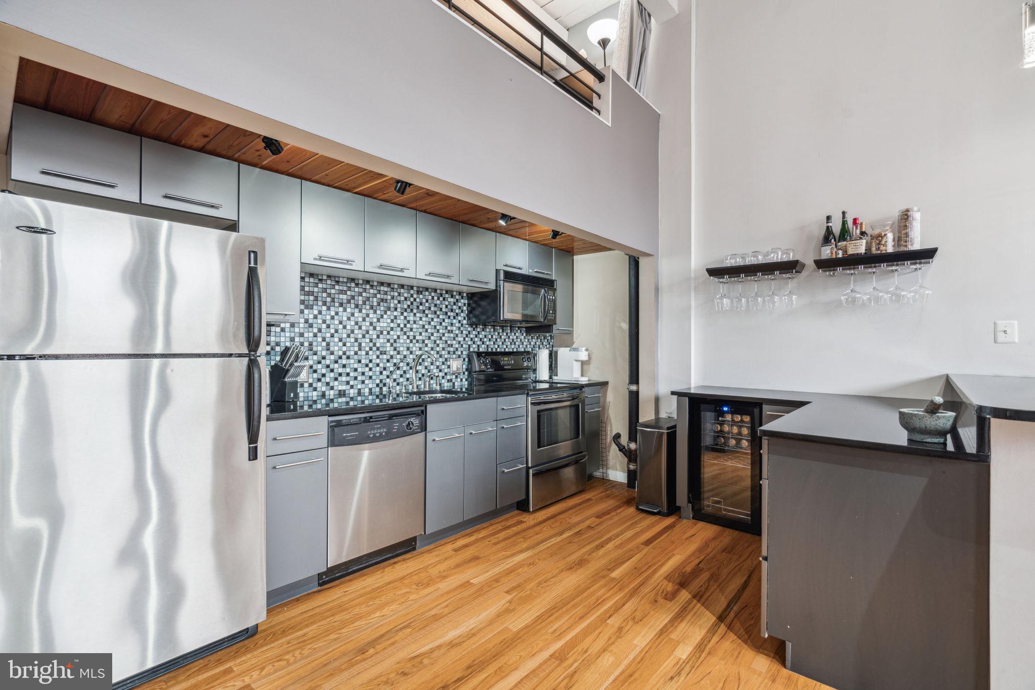 1027-31 Arch St #404