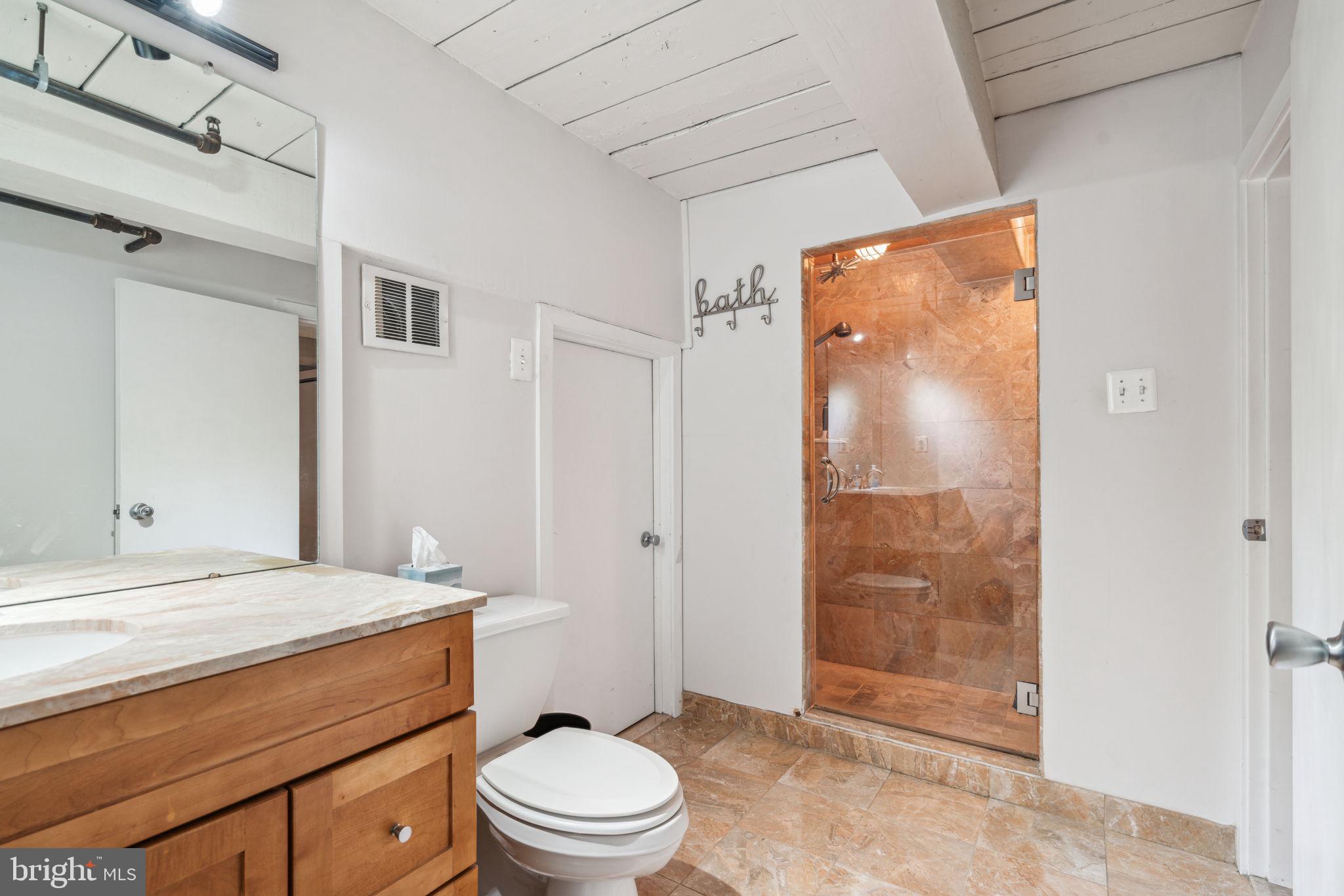 1027-31 Arch St #404