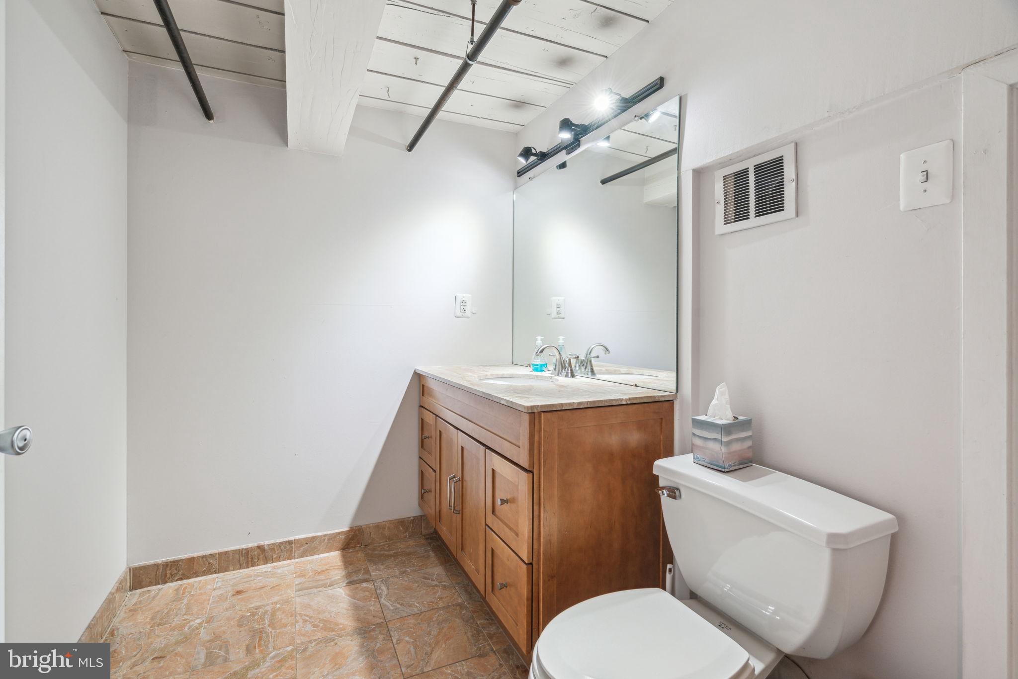 1027-31 Arch St #404