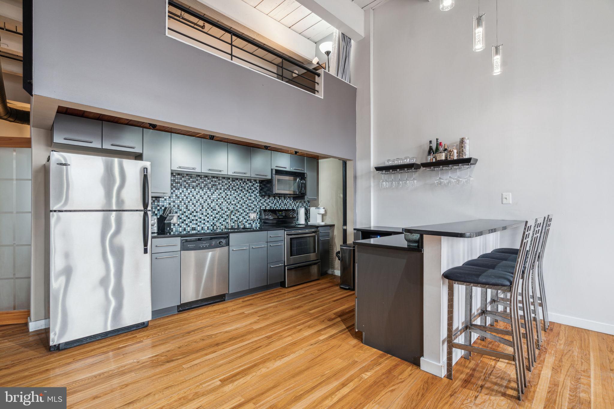 1027-31 Arch St #404