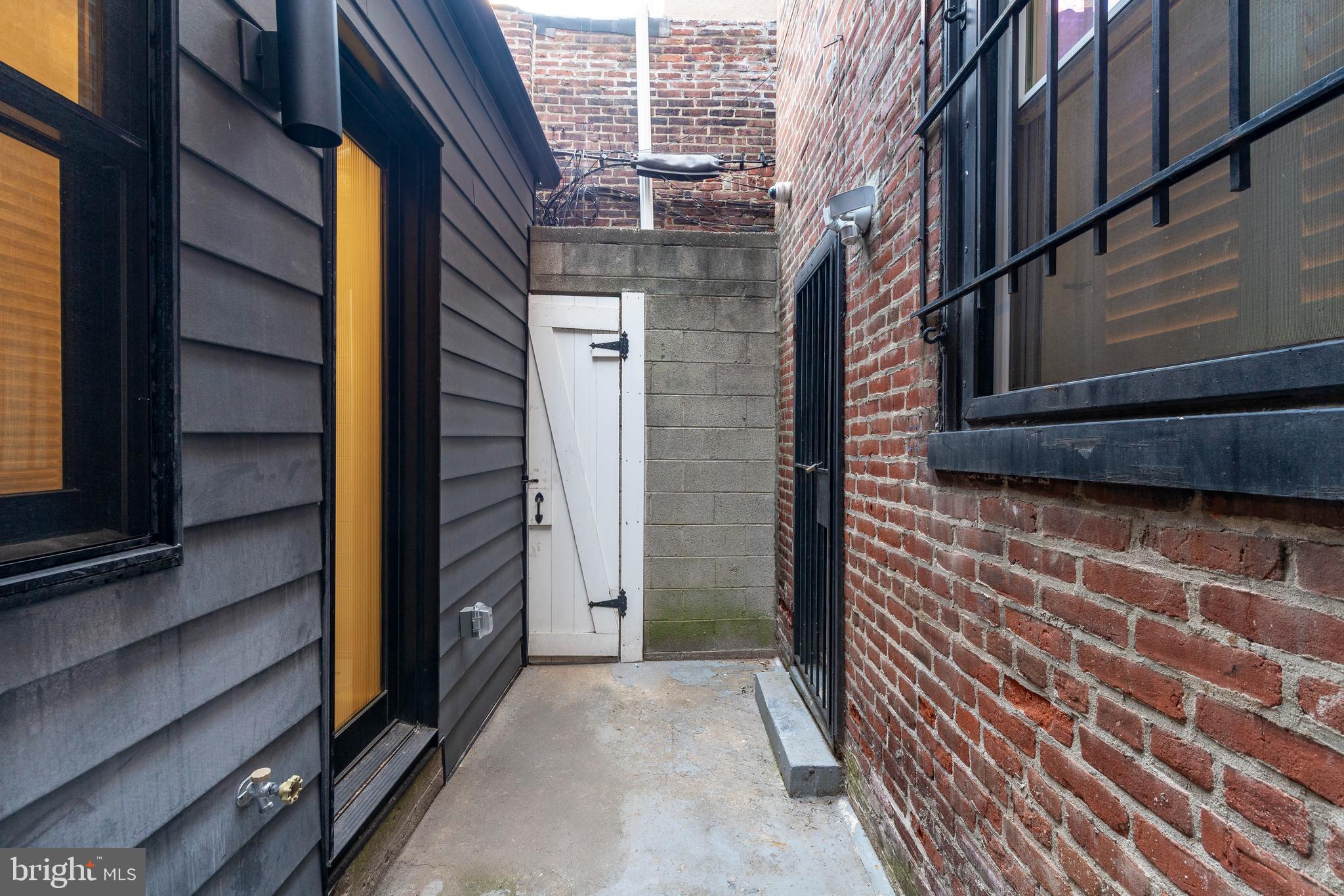 2109 LOCUST ST