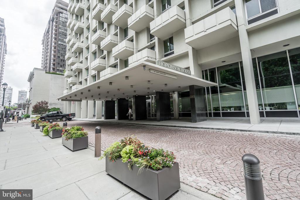 604-36 S Washington Sq #409