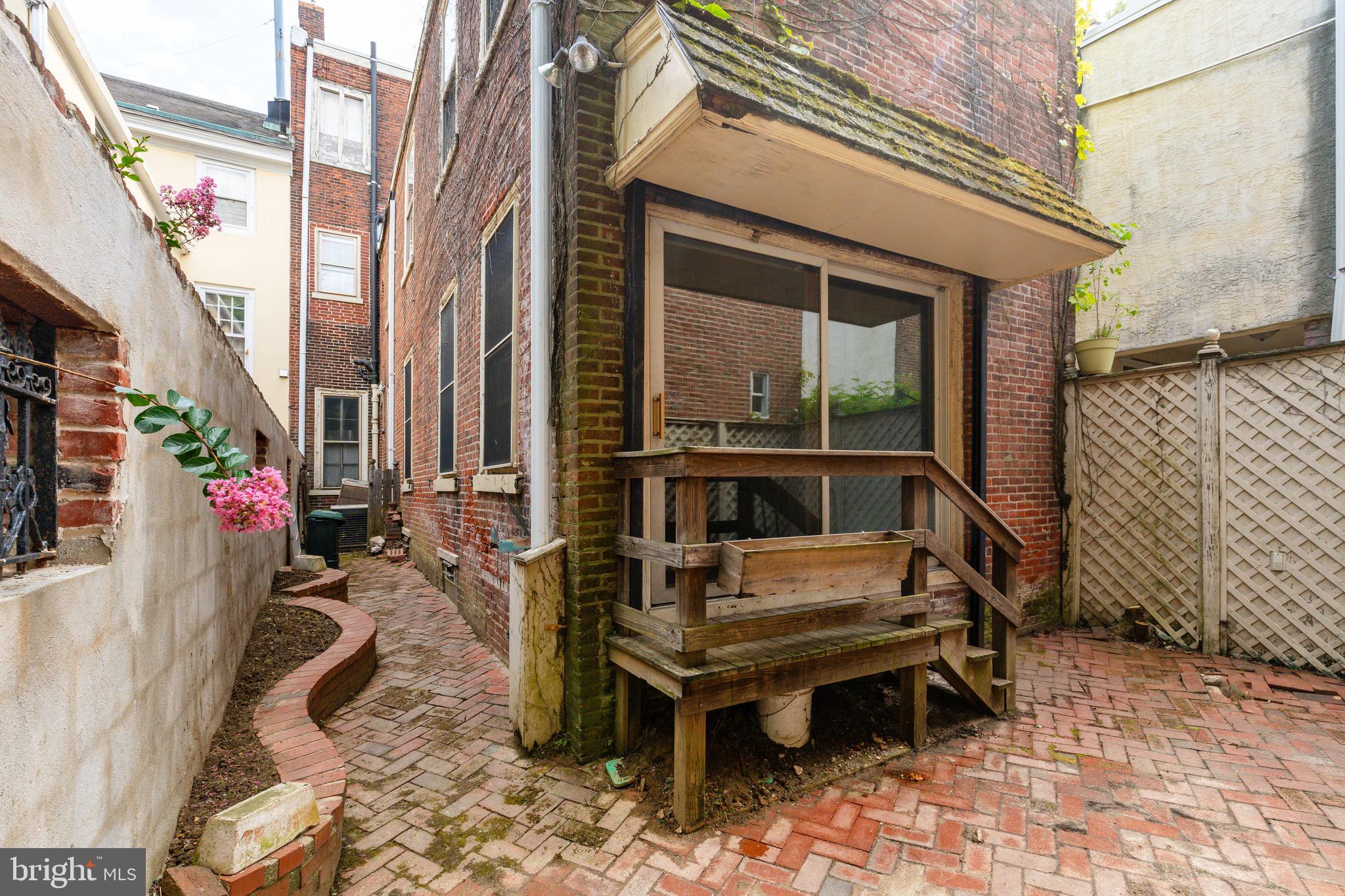 243 Pine St