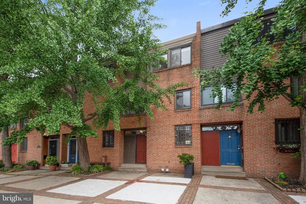 725 Bradford Aly