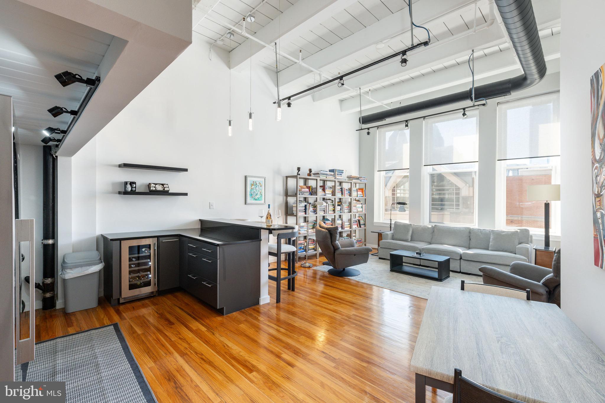 1027-31 Arch St #404
