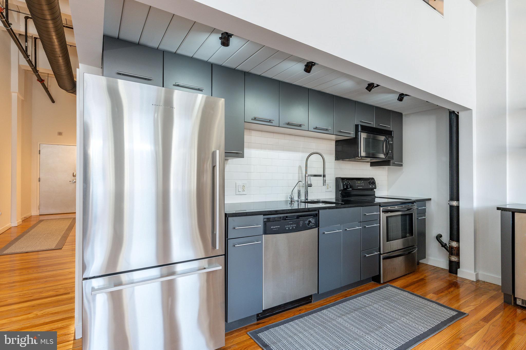1027-31 Arch St #404