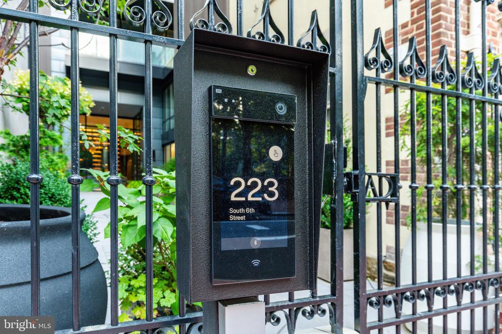 223 S 6th St #701/801