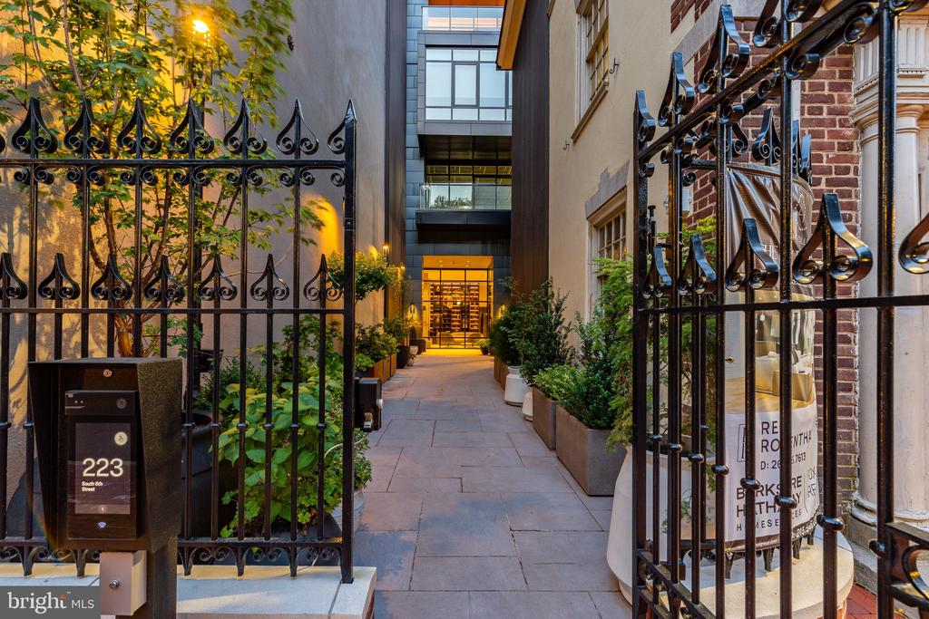 223 S 6th St #601