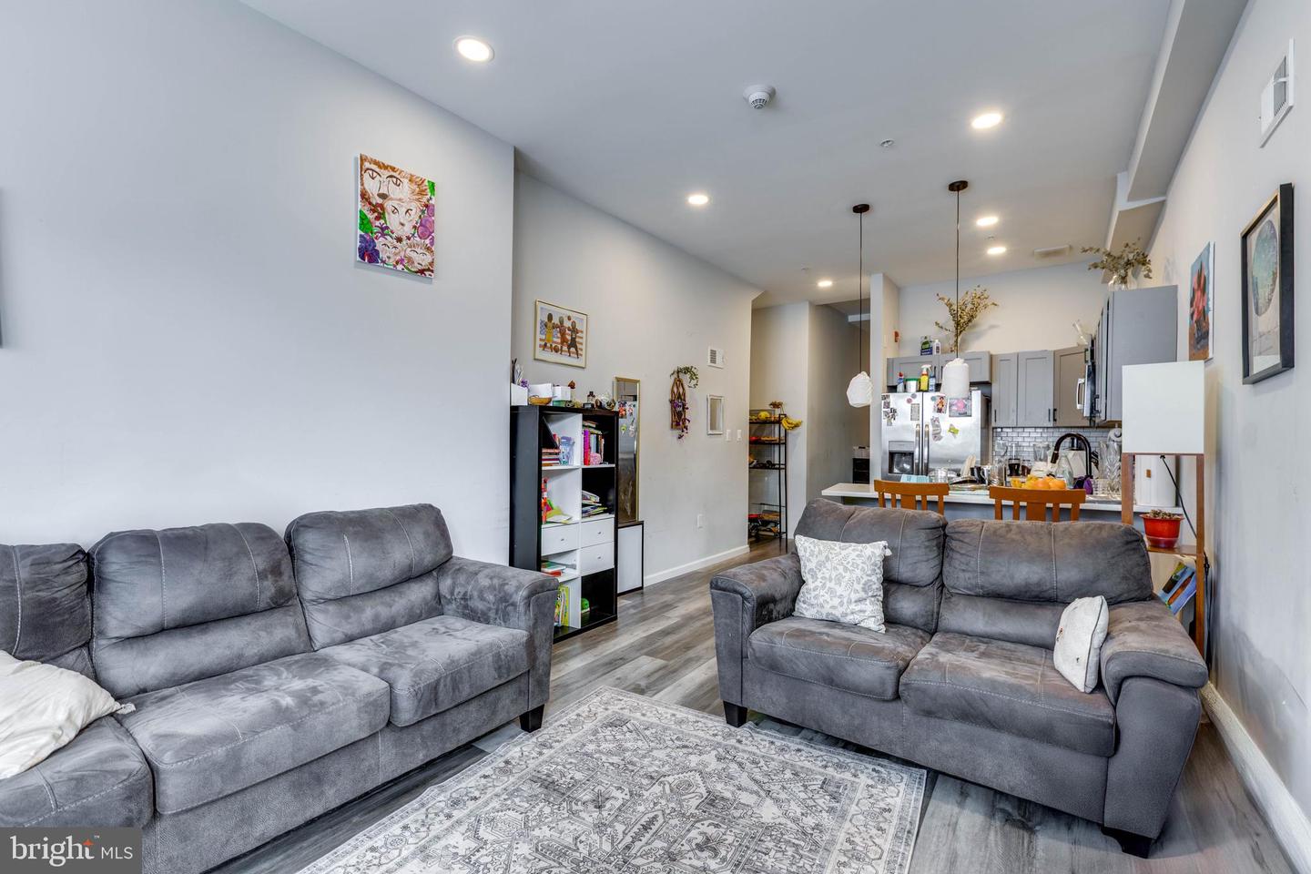 623 W Oxford St
