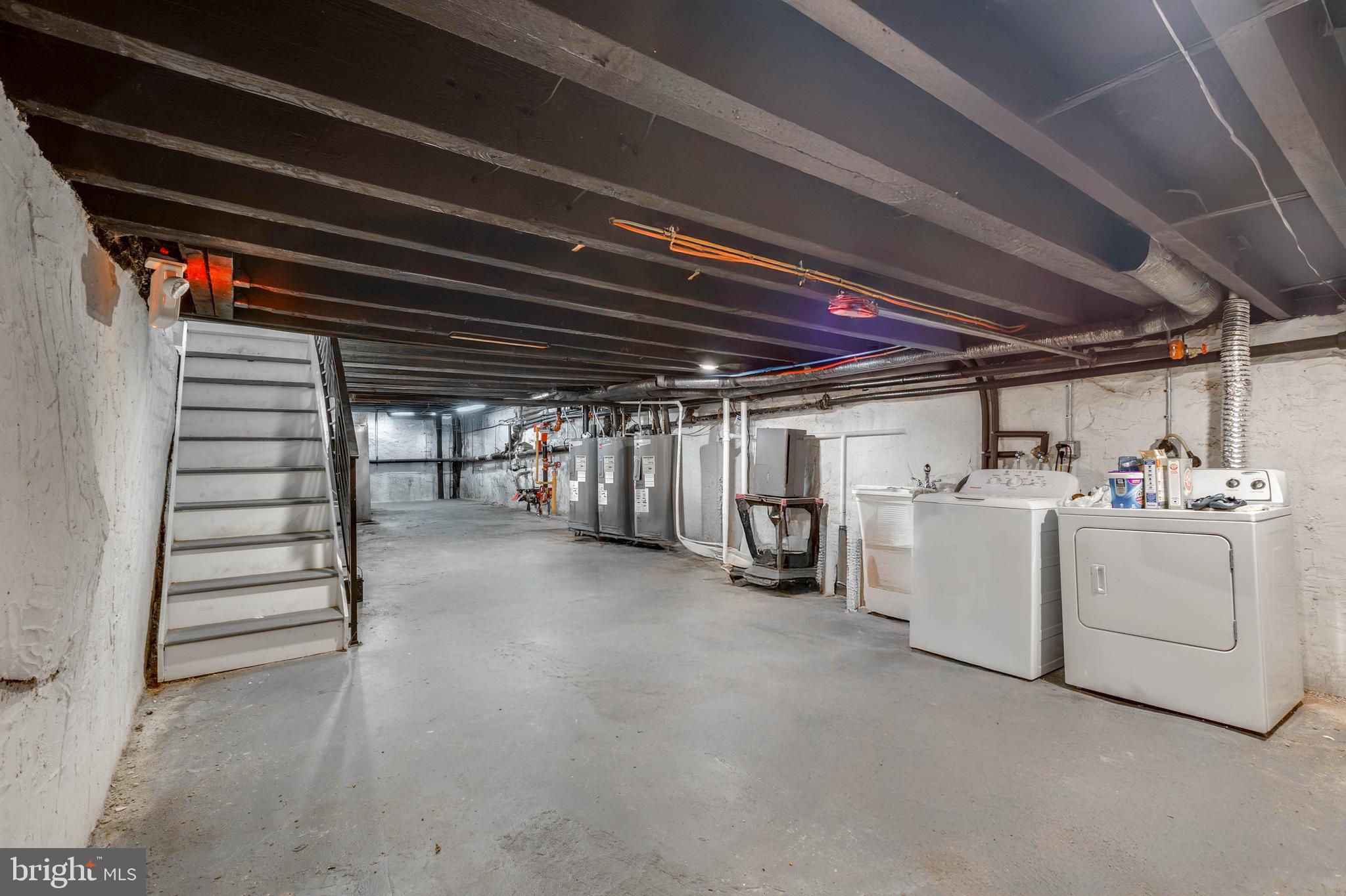 623 W Oxford St