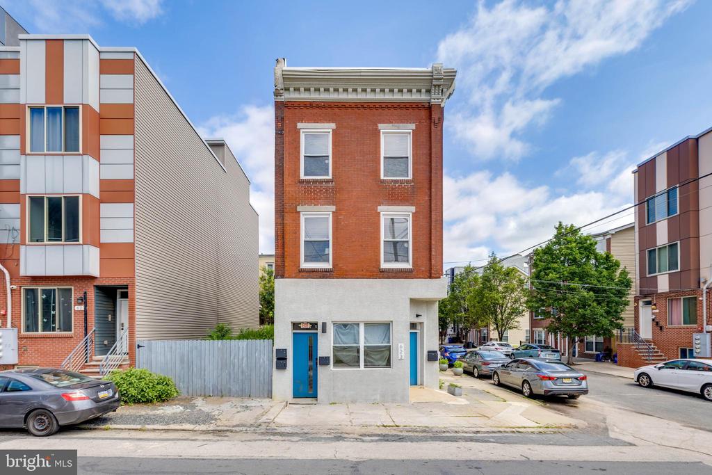 623 W Oxford St