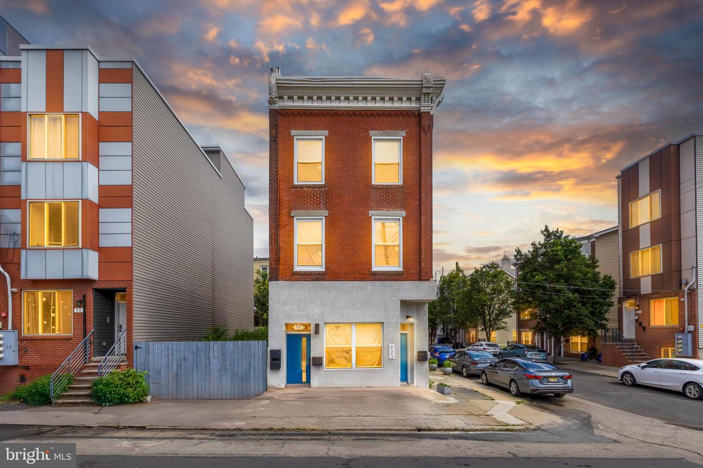 623 W Oxford St