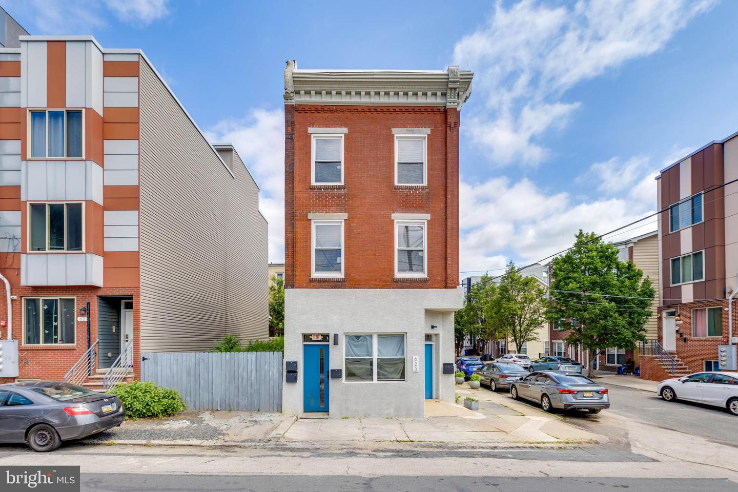 623 W Oxford St