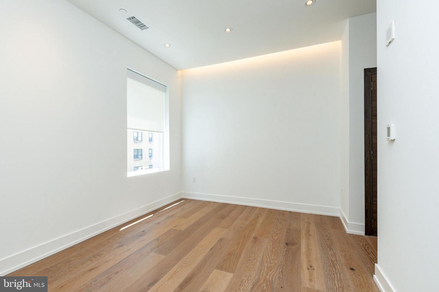 2108-10 Walnut St #401