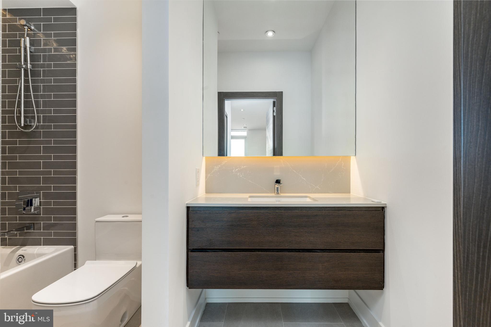 2108-10 Walnut St #401