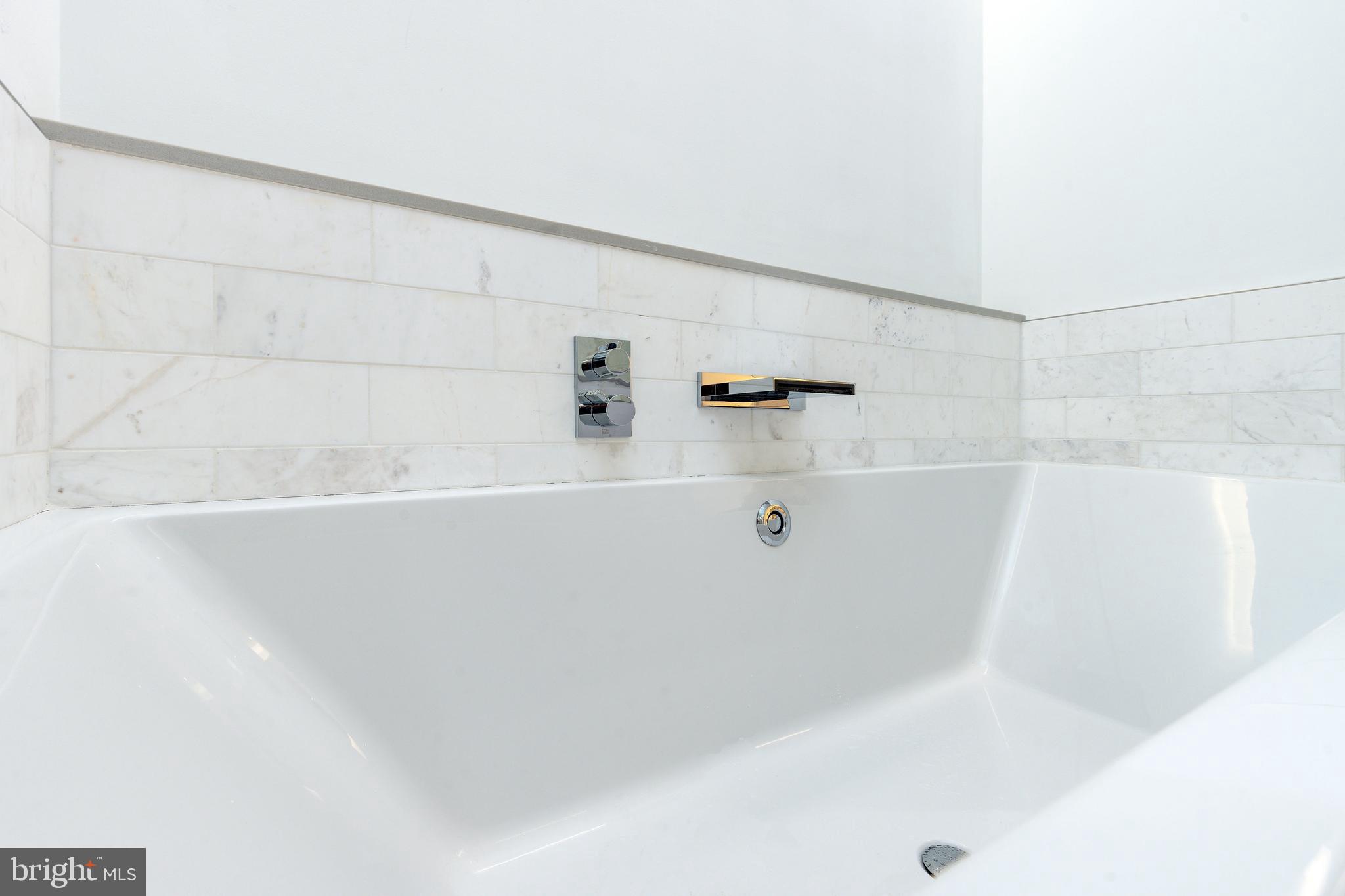 2108-10 Walnut St #401