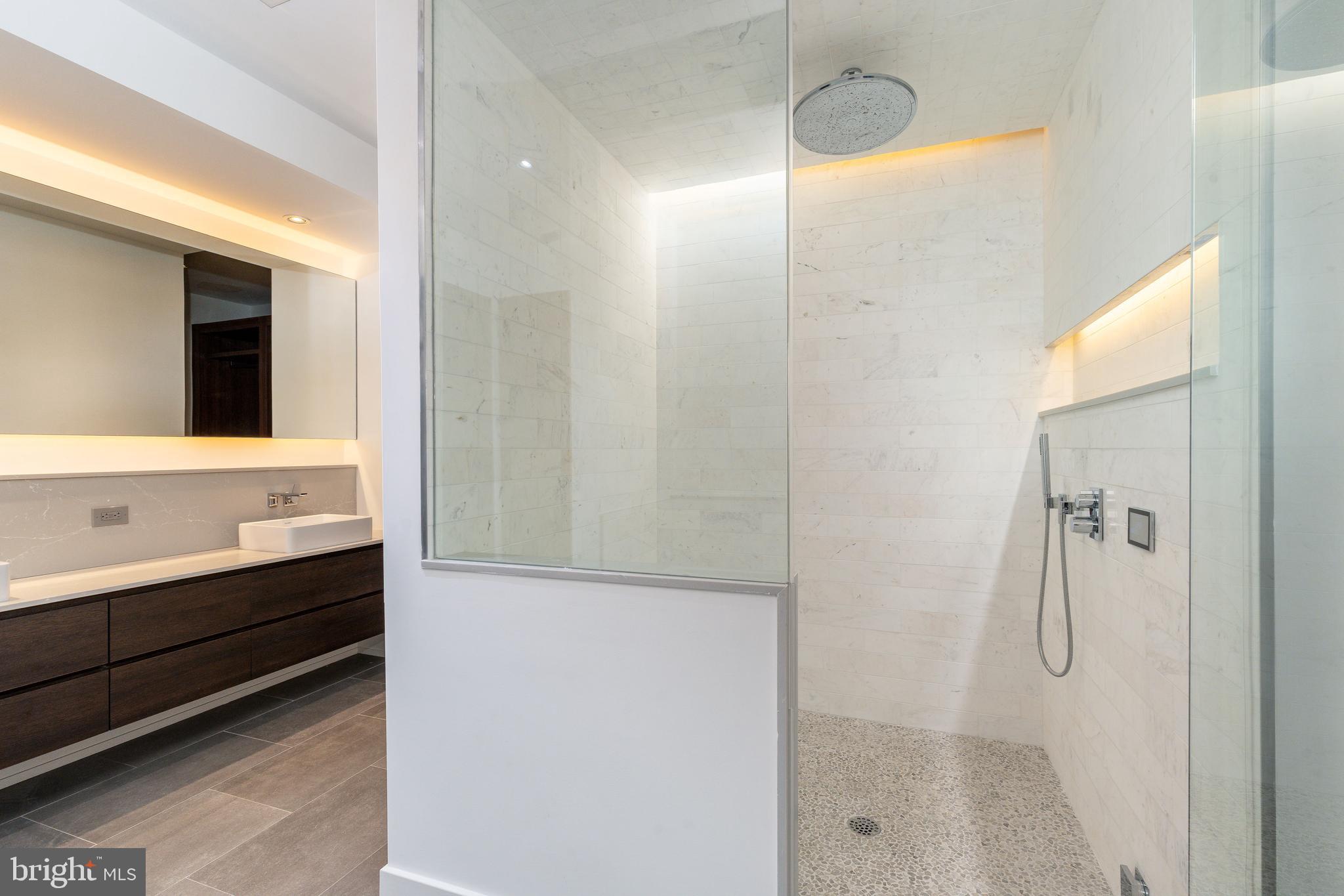 2108-10 Walnut St #401