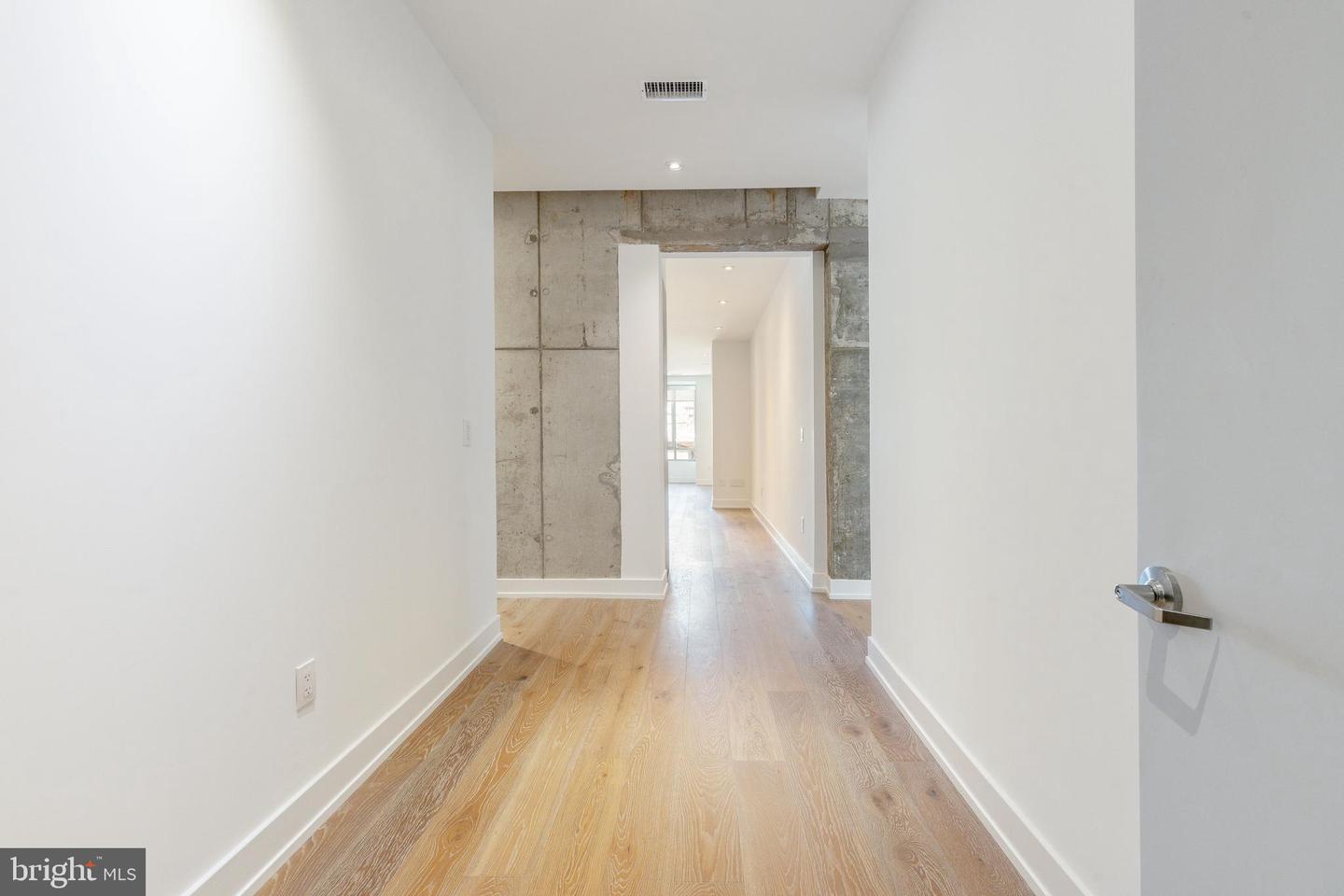 2108-10 Walnut St #401