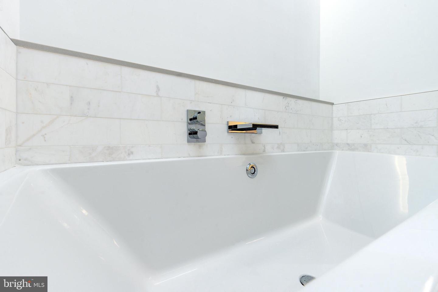 2108-10 Walnut St #401
