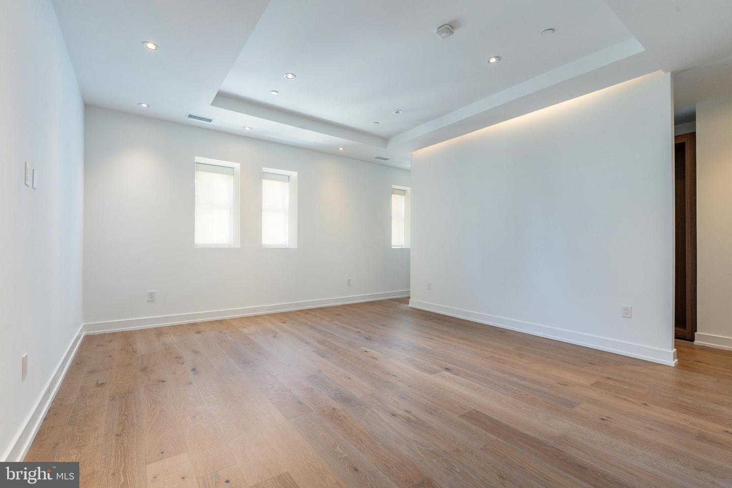 2108-10 Walnut St #401