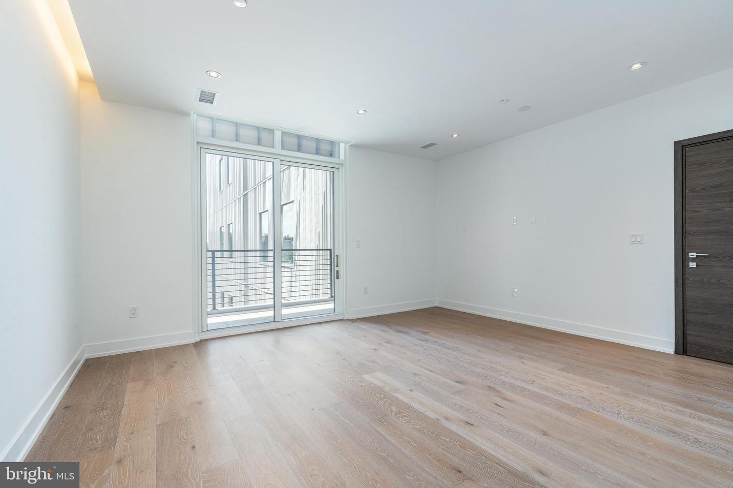 2108-10 Walnut St #401