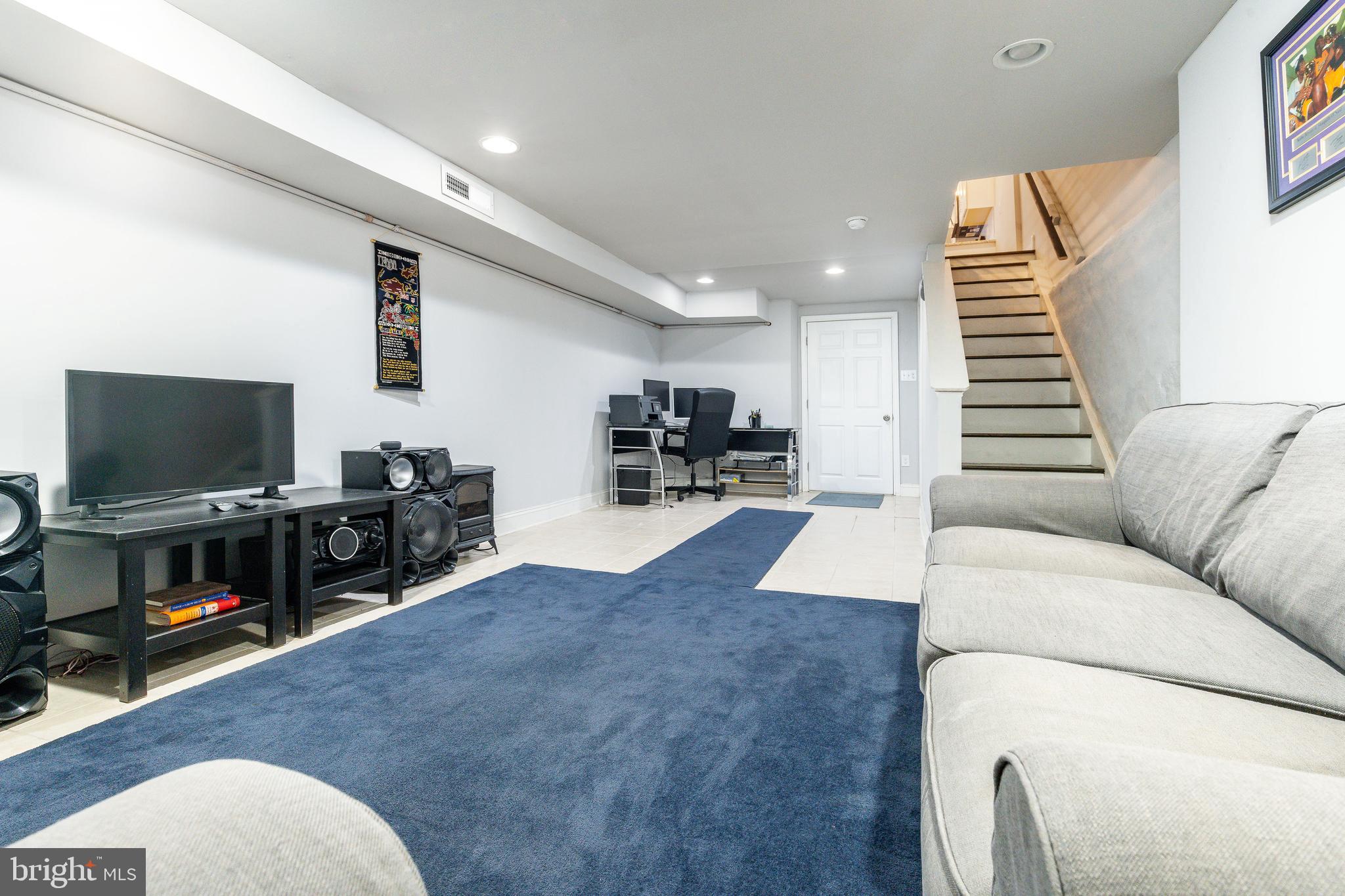 2502 W Seybert St