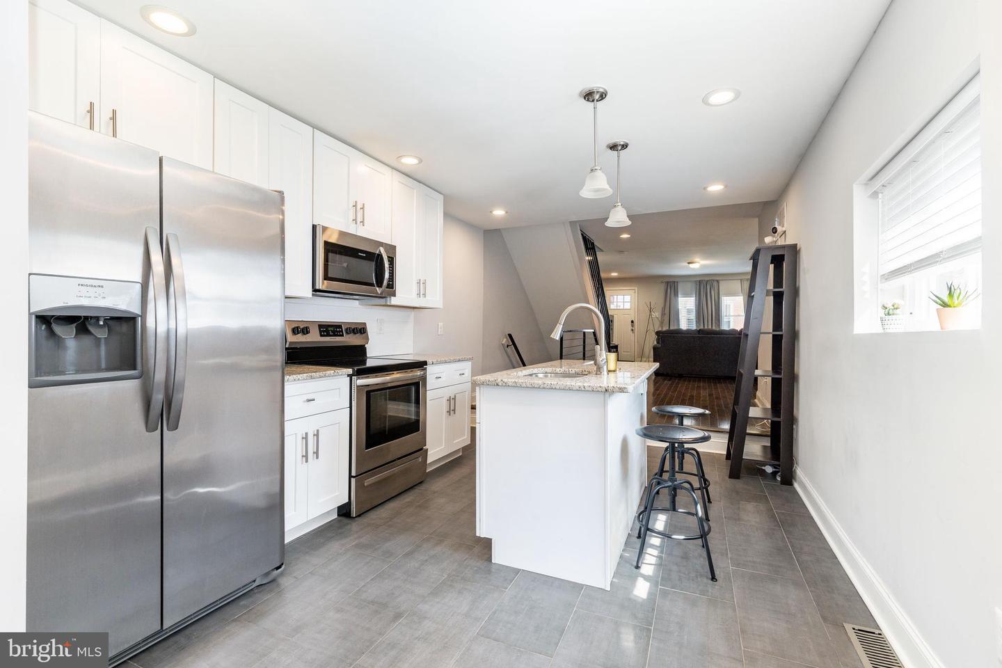 2502 W Seybert St