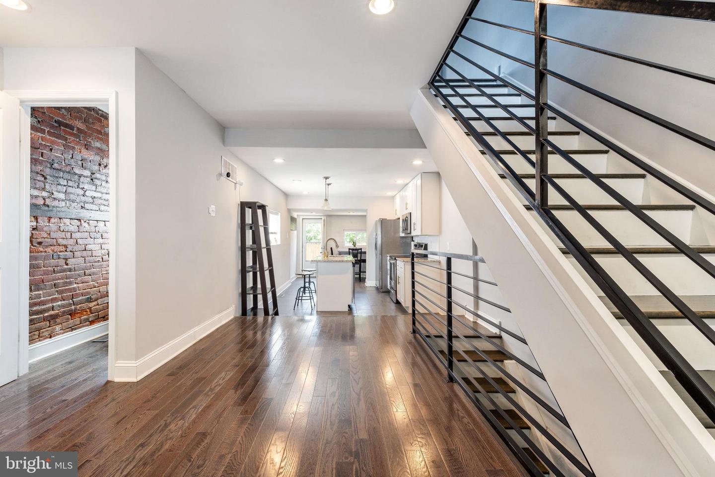 2502 W Seybert St