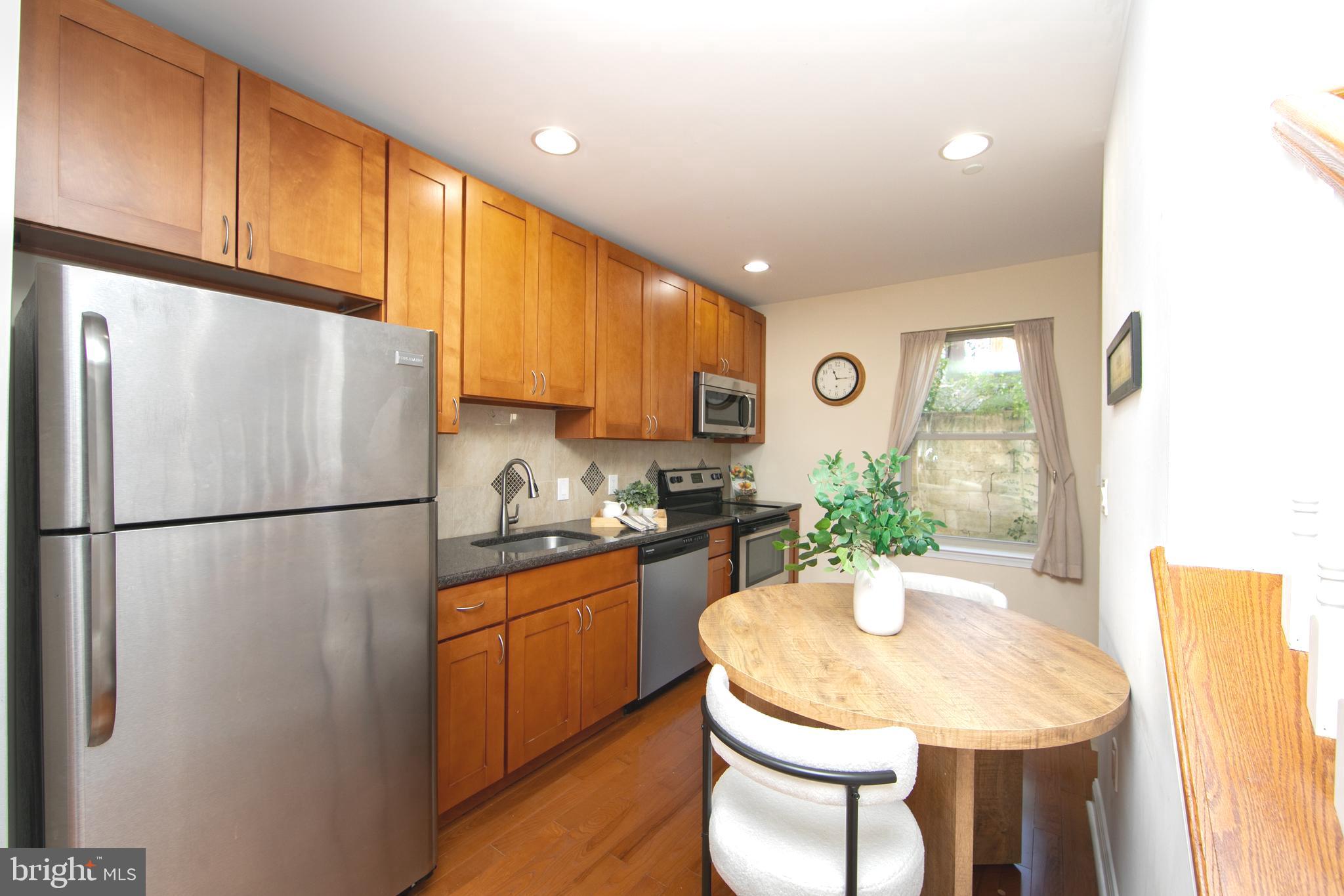 1030 N LEITHGOW STREET