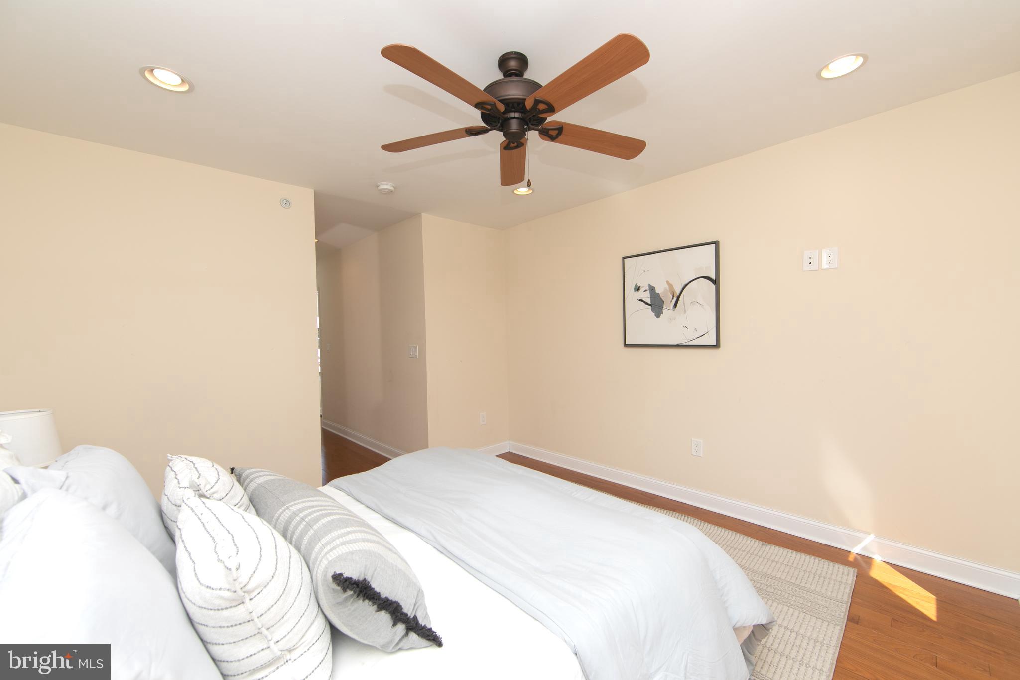 1030 N LEITHGOW STREET