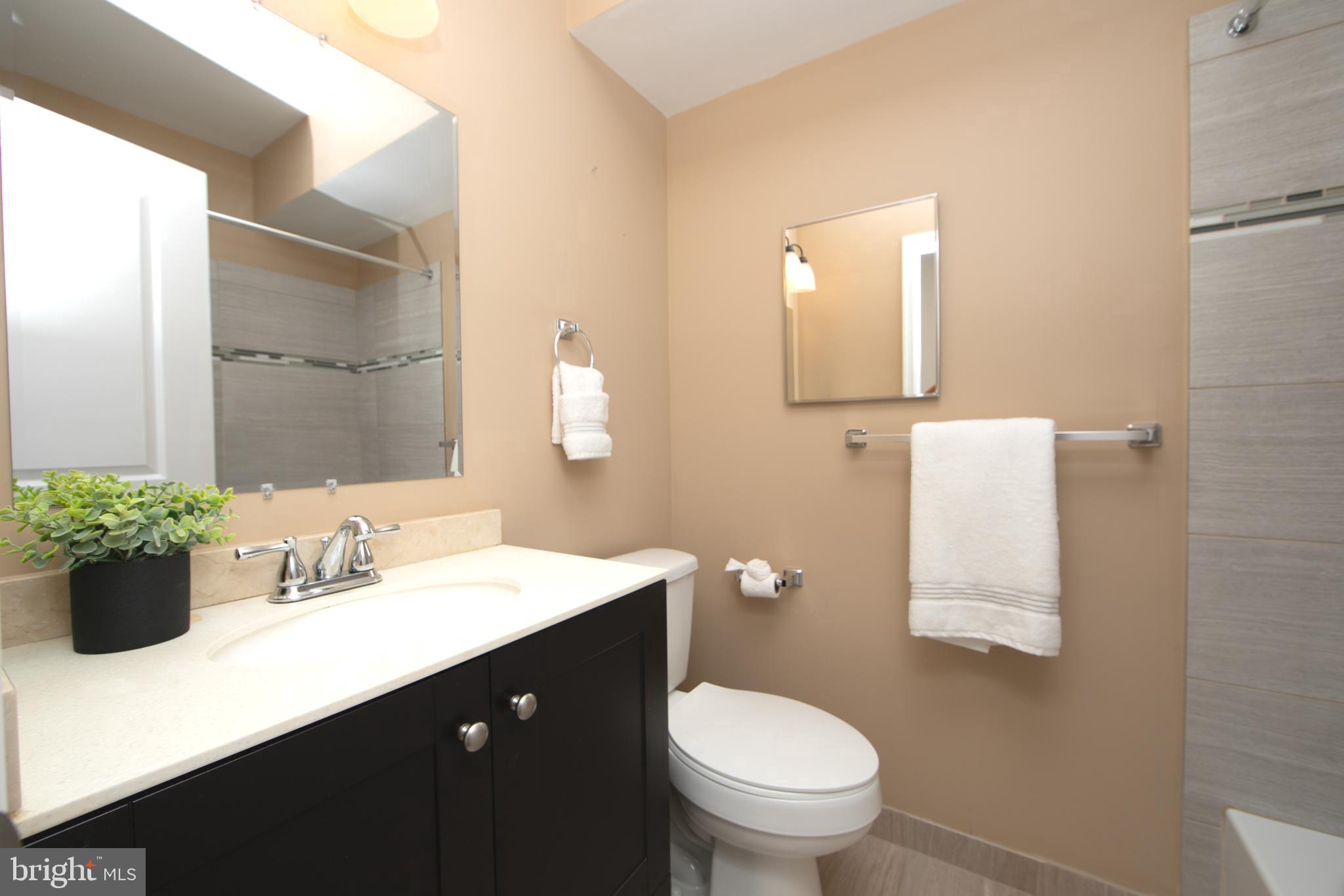 1030 N LEITHGOW STREET